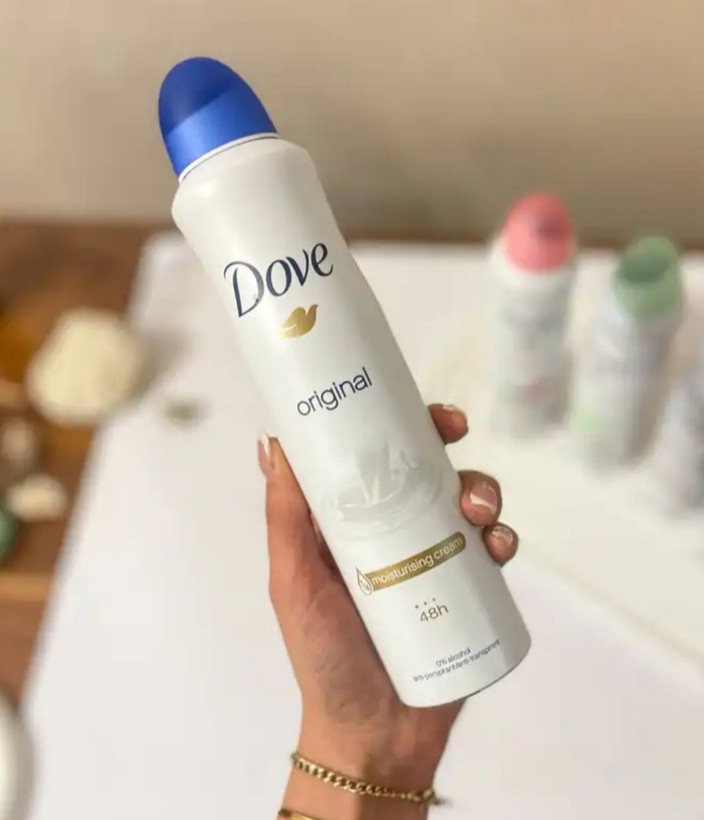 اسپری ضدتعریق Dove با 1/4 کرم مرطوبکننده و محافظت 48 ساعته. با رایحهای ملایم و حس تمیزی طولانیمدت